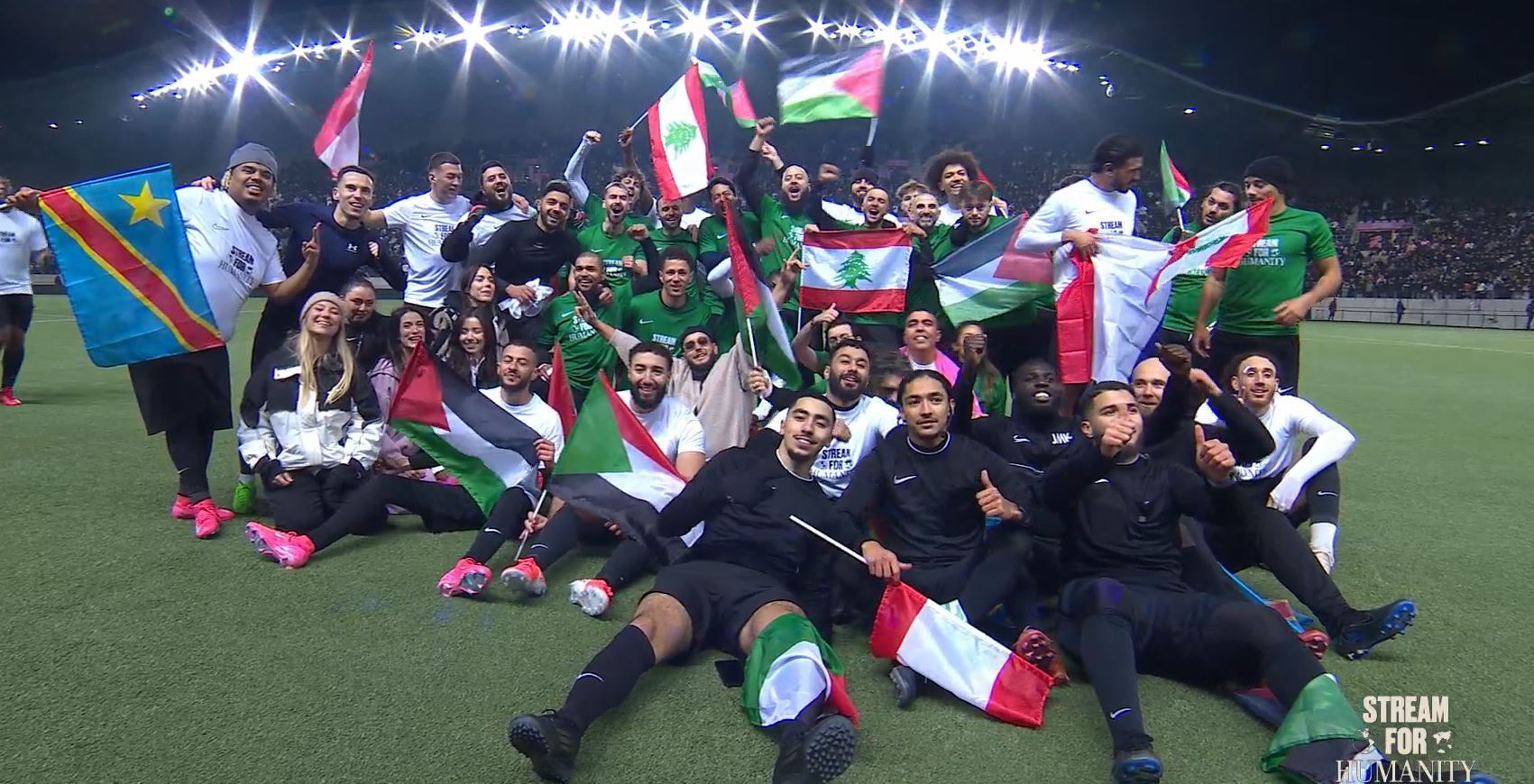 Photo de groupe de l'évenement après le match de foot